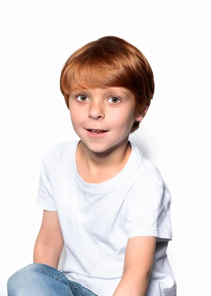 红头发男孩 身穿白色T恤 特写剪影灰色背景 — 图库照片
