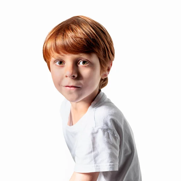 Rothaarige Junge Weißem Shirt Nahaufnahme Ausgeschnitten Ansicht Grauer Hintergrund — Stockfoto