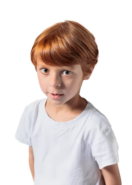 白いTシャツの赤い髪の男の子クローズアップクロップビューグレーの背景 — ストック写真