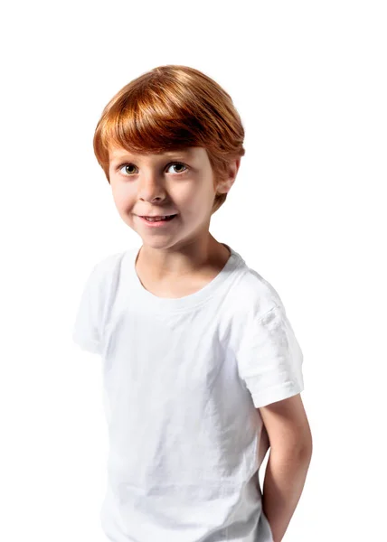 Рыжий Мальчик Белой Футболке Крупным Планом Обрезанный Вид Серого Фона — стоковое фото