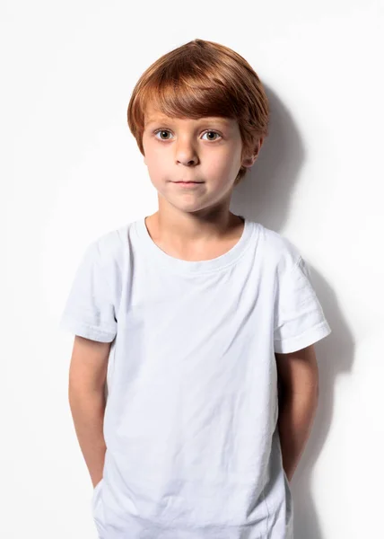 Rothaarige Junge Weißem Shirt Nahaufnahme Ausgeschnitten Ansicht Grauer Hintergrund — Stockfoto