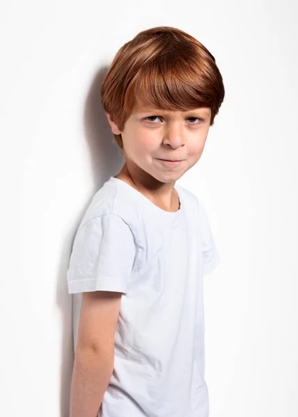 Červenovlasý Chlapec Bílém Tričku Zblízka Oříznutý Pohled Šedé Pozadí — Stock fotografie