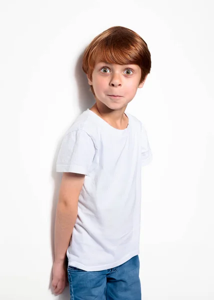 Beyaz Tişörtlü Kızıl Saçlı Çocuk Yakın Çekimde Kırpılmış Gri Arka — Stok fotoğraf
