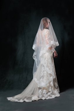 Gelinlik stüdyosunun beyaz fotoğraflı orta yaşlı gelini.