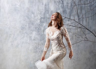 Gelinlik stüdyosunun beyaz fotoğraflı orta yaşlı gelini.