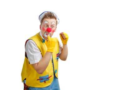 Beyaz arka plan üzerinde izole neşeli ifade gülümseyen komik palyaço