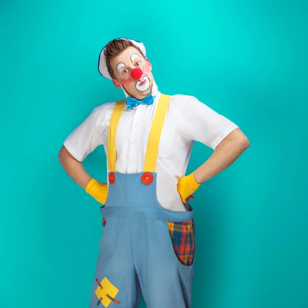 Clown Drôle Avec Une Expression Joyeuse Souriante Fond Coloré — Photo