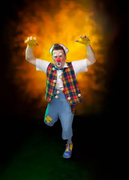 Ein Lustiger Clown Mit Fröhlich Lächelndem Gesichtsausdruck Vor Farbigem Hintergrund lizenzfreie Stockfotos