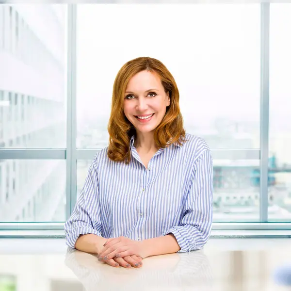Selbstbewusst Lächelnde Reife Frau Mittleren Alters Büro Senior Unternehmerin Executive Stockfoto