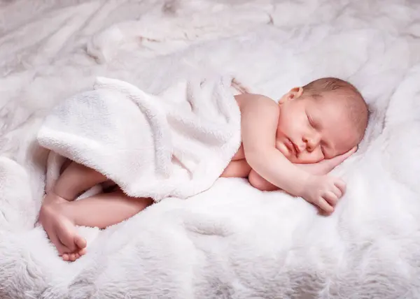 Novorozenec Pokojně Spí Měkké Bílé Přikrývce Malými Prsty Ovinutými Kolem Royalty Free Stock Fotografie