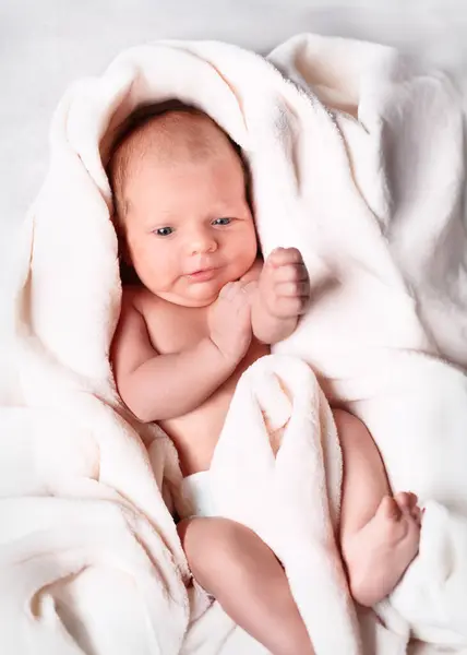 Novorozenec Pokojně Spí Měkké Bílé Přikrývce Malými Prsty Ovinutými Kolem Stock Snímky