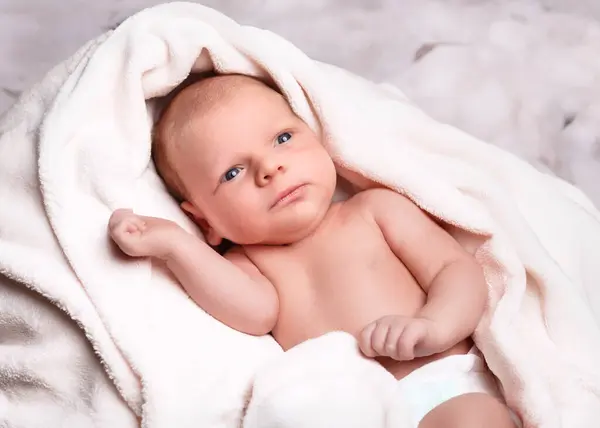 Novorozenec Pokojně Spí Měkké Bílé Přikrývce Malými Prsty Ovinutými Kolem Royalty Free Stock Obrázky