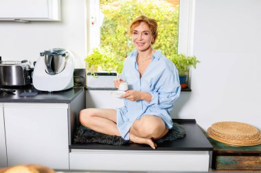 Evde Kadın: Kahve ve Sağlıklı Kahvaltı ile Sıcak Sabah