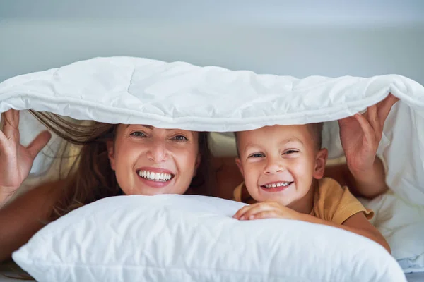 年轻的母亲和4岁的儿子在床上 高质量的照片 — 图库照片