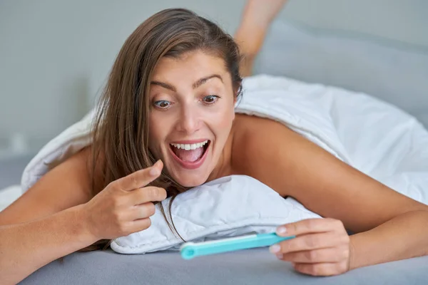 Jonge Brunette Met Zwangerschapstest Bed Hoge Kwaliteit Foto — Stockfoto