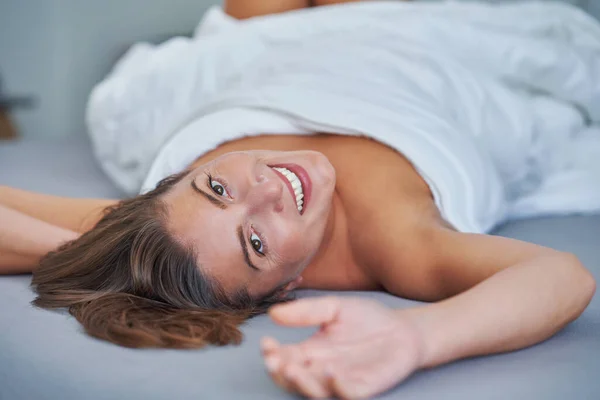 Ωραία Σέξι Μελαχρινή Που Χαλαρώνει Στο Κρεβάτι Υψηλής Ποιότητας Φωτογραφία — Φωτογραφία Αρχείου