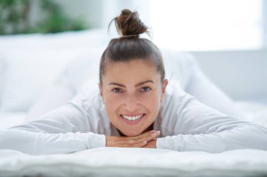 Yatakta dinlenen ya da yoga yapan hoş bir kadın. Yüksek kalite fotoğraf