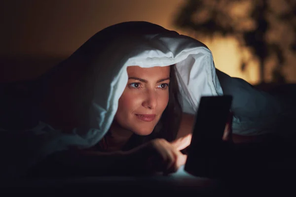 Frau Nachts Bett Mit Telefon Hochwertiges Foto — Stockfoto