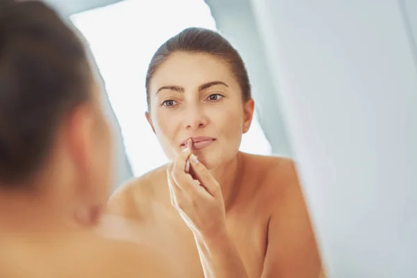 Mujer Preparando Maquillaje Delante Espejo Foto Alta Calidad — Foto de Stock