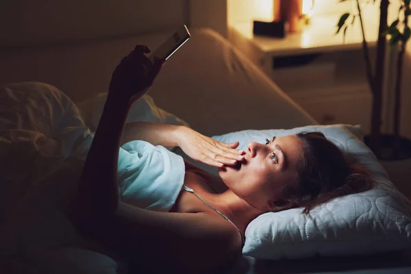 Женщина Ночью Постели Телефоном Высокое Качество Фото — стоковое фото