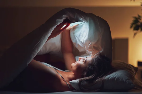 Vrouw Nachts Bed Met Telefoon Hoge Kwaliteit Foto — Stockfoto