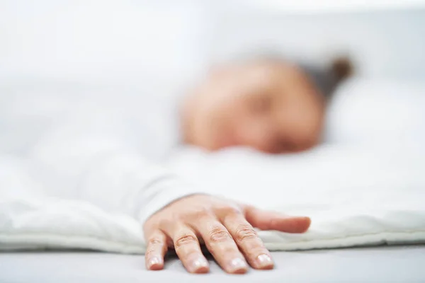 Aardige Vrouw Bed Ontspannen Doen Yoga Hoge Kwaliteit Foto — Stockfoto