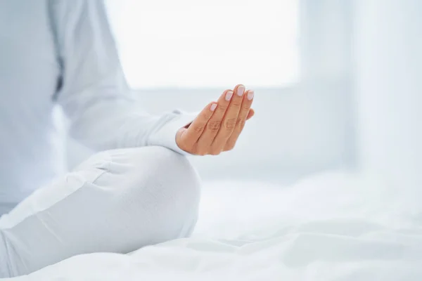 Nette Frau Bett Entspannen Oder Yoga Machen Hochwertiges Foto — Stockfoto