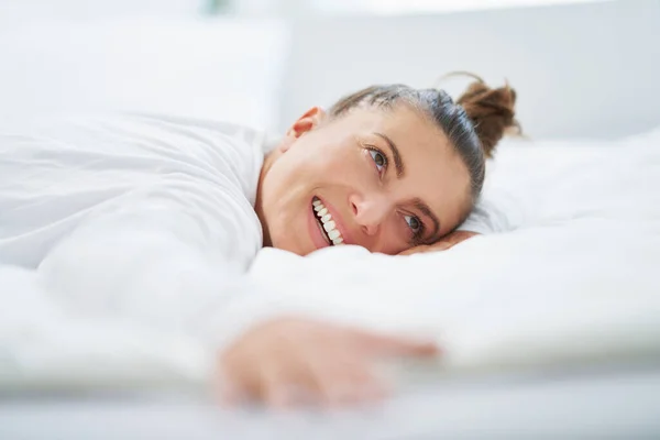 ベッドでリラックスしたりヨガをして素敵な女性 高品質の写真 — ストック写真