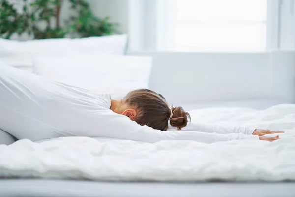 Aardige Vrouw Bed Ontspannen Doen Yoga Hoge Kwaliteit Foto — Stockfoto