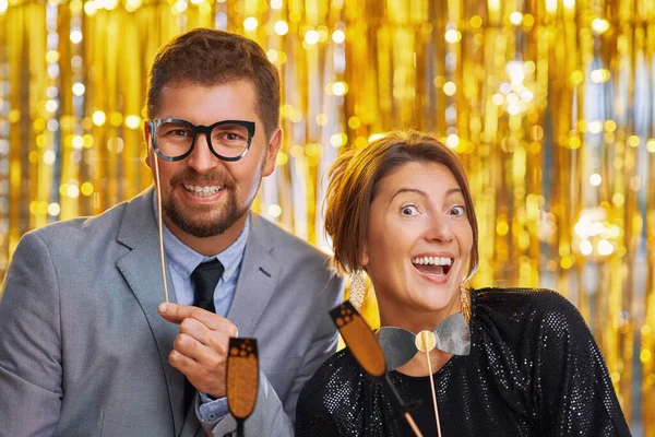 Paar Über Gold Mit Fotoautomaten Accessoires Auf Party Hochwertiges Foto — Stockfoto