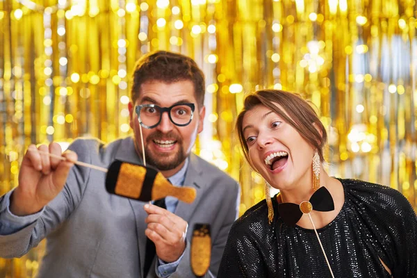 Paar Über Gold Mit Fotoautomaten Accessoires Auf Party Hochwertiges Foto — Stockfoto