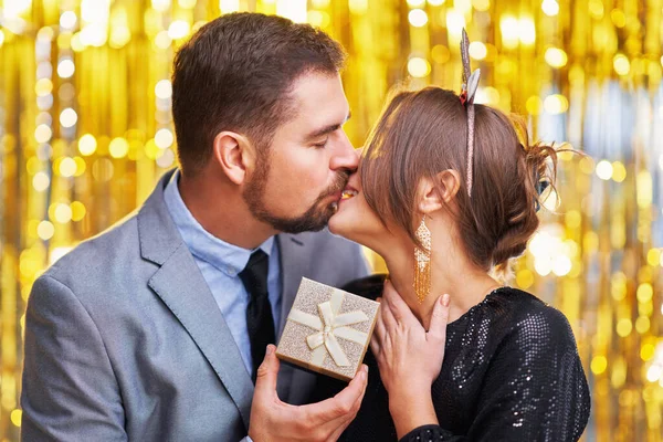 Casal Com Presente Ouro Ano Novo Festa Natal Foto Alta — Fotografia de Stock