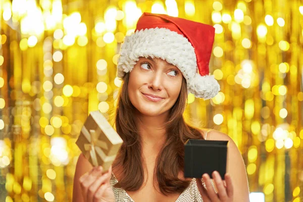 Noel Baba Şapkası Takan Altın Sarısı Bir Kadın Yüksek Kalite — Stok fotoğraf
