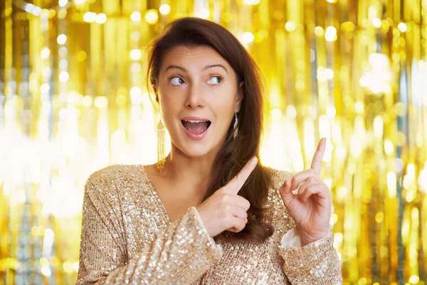 Young Nice Woman Party Gold Background High Quality Photo — Stock Photo, Image