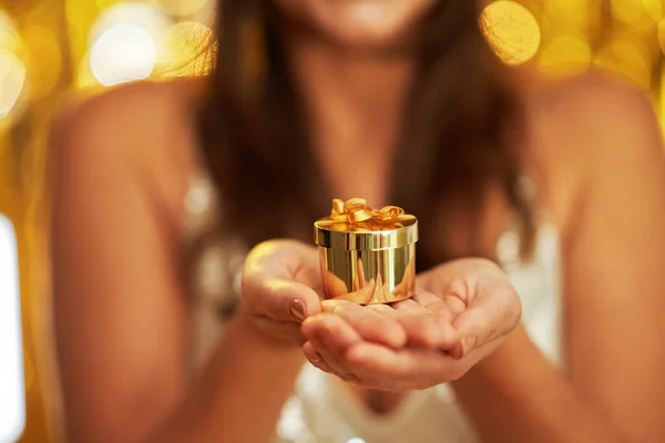 Junge Frau Mit Geschenk Über Goldenem Hintergrund Hochwertiges Foto — Stockfoto