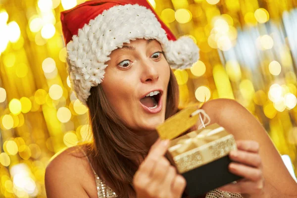 サンタクロースの帽子の金の背景に女性 高品質の写真 — ストック写真