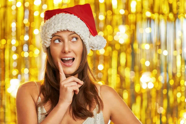 Woman Gold Background Making Funny Faces High Quality Photo — Stock Photo, Image