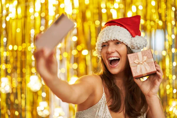 Mulher Sobre Fundo Dourado Chapéu Papai Noel Com Telefone Foto — Fotografia de Stock