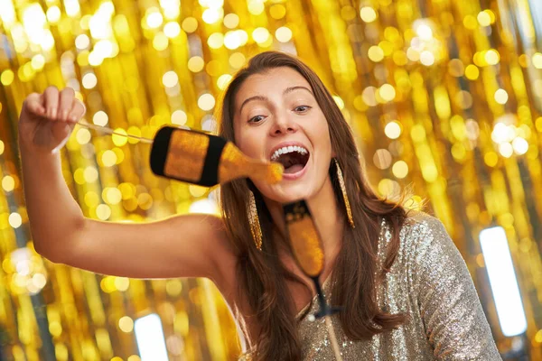 Junge Frau Über Goldenem Hintergrund Mit Fotoautomaten Accessoires Hochwertiges Foto — Stockfoto