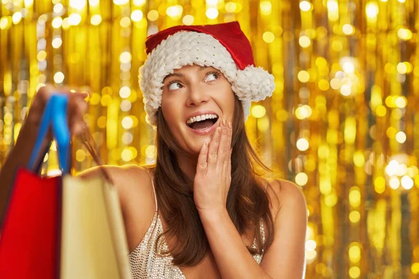 Donna Sfondo Oro Cappello Babbo Natale Foto Alta Qualità — Foto Stock
