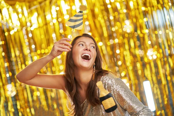 Junge Frau Über Goldenem Hintergrund Mit Fotoautomaten Accessoires Hochwertiges Foto — Stockfoto