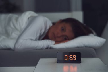 Yatakta uykusuzluk çeken genç bir kadın. Yüksek kalite fotoğraf