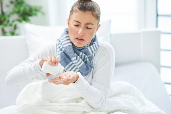 Νεαρή Μελαχρινή Γυναίκα Άρρωστη Στο Κρεβάτι Παίρνει Φάρμακα Υψηλής Ποιότητας — Φωτογραφία Αρχείου