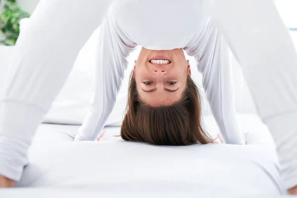 Trevlig Kvinna Sängen Avkopplande Eller Gör Yoga Högkvalitativt Foto — Stockfoto