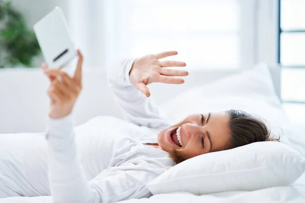 Junge Brünette Frau Mit Smartphone Auf Dem Bett Hochwertiges Foto — Stockfoto