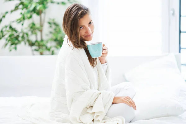 Yatakta Kahve Çay Fincanı Olan Hoş Bir Kadın Yüksek Kalite — Stok fotoğraf
