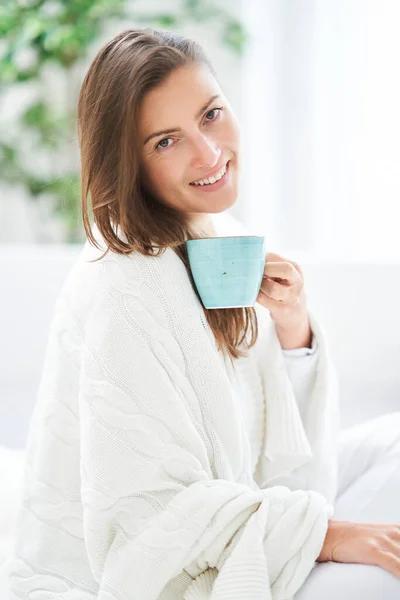 年轻漂亮的女人躺在床上 喝着咖啡或茶杯 高质量的照片 — 图库照片