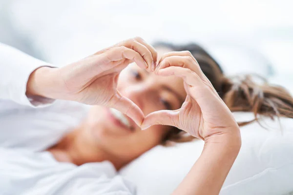 Young Nice Woman Bed Showing Heart High Quality Photo — Stock Photo, Image