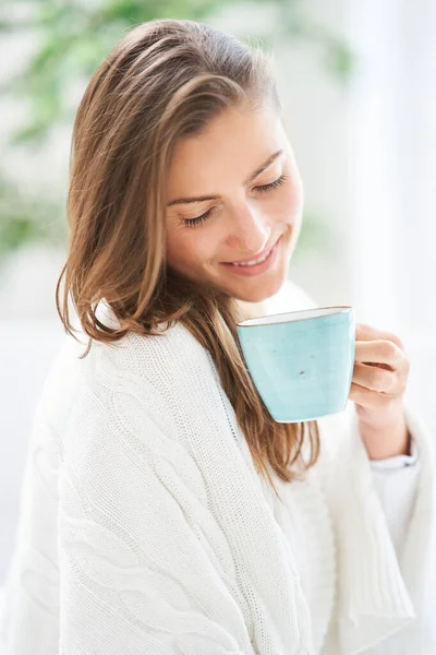 Yatakta Kahve Çay Fincanı Olan Hoş Bir Kadın Yüksek Kalite — Stok fotoğraf
