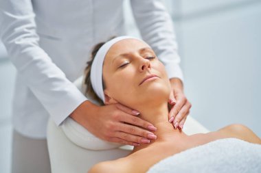 Kaplıcada yüz masajı yaptıran hoş bir kadın. Yüksek kalite fotoğraf